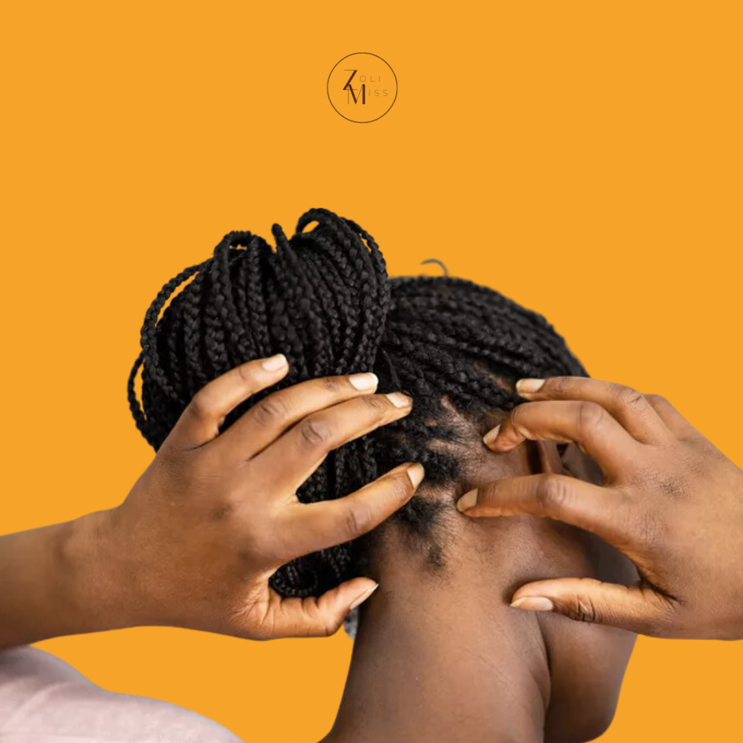 Femme visiblement gênée se grattant le cuir chevelu à cause des démangeaisons sous sa perruque, illustrant le besoin de solutions adaptées pour le confort du cuir chevelu.